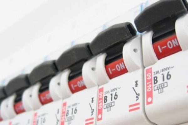 Una riflessione su compensi e bollette, direttori e consumatori.